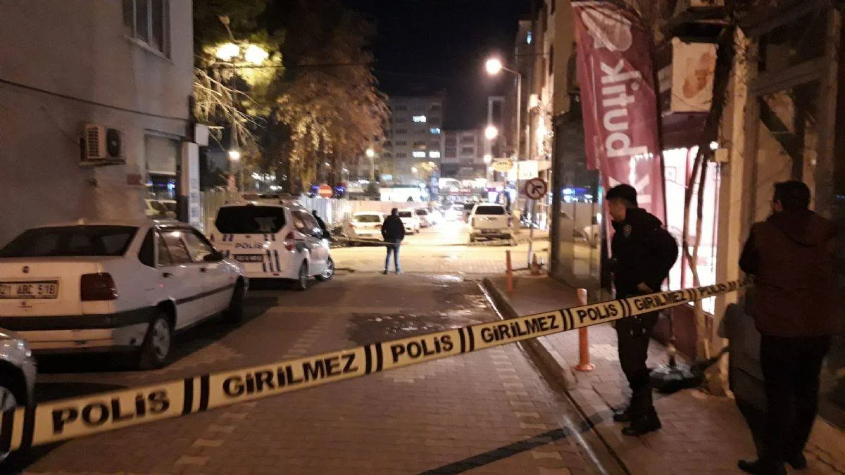 2 çocuk annesi eşini sokak ortasında bıçaklayarak öldürdü