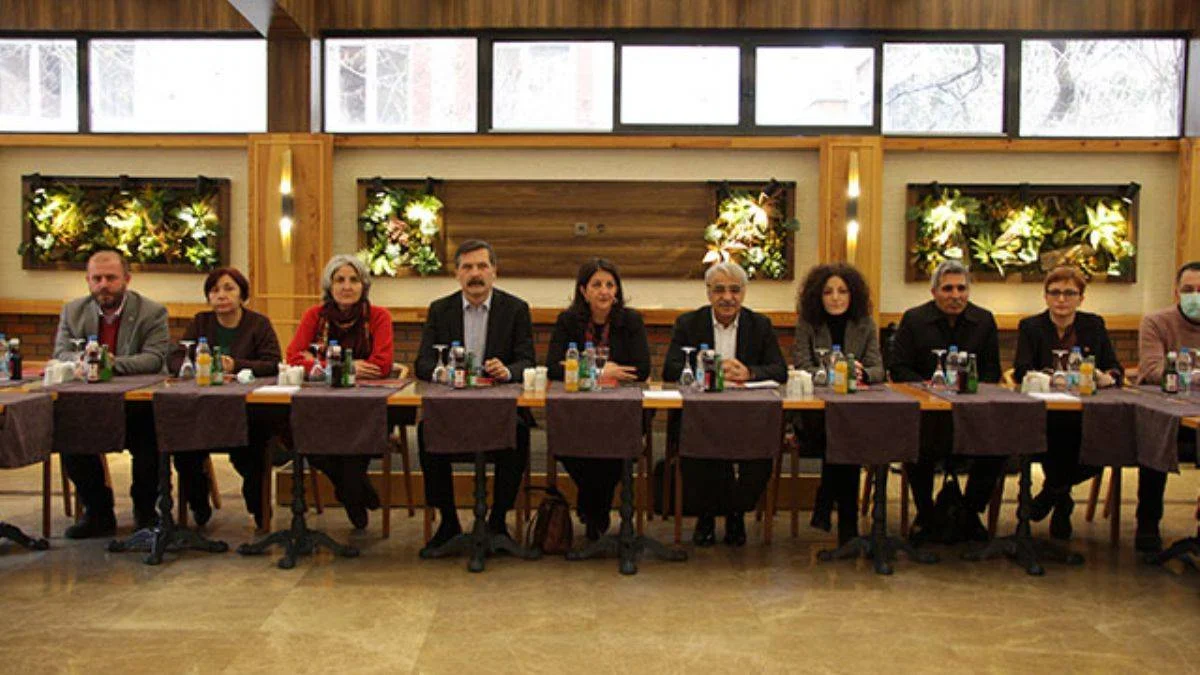 8 partiden 3'üncü ittifak girişimi