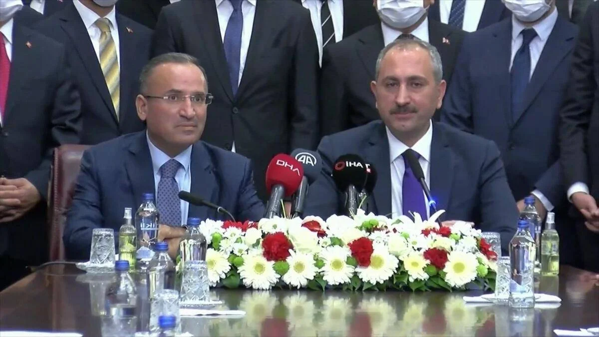 Adalet Bakanlığı'nda devir teslim: Gül görevini Bozdağ'a teslim etti