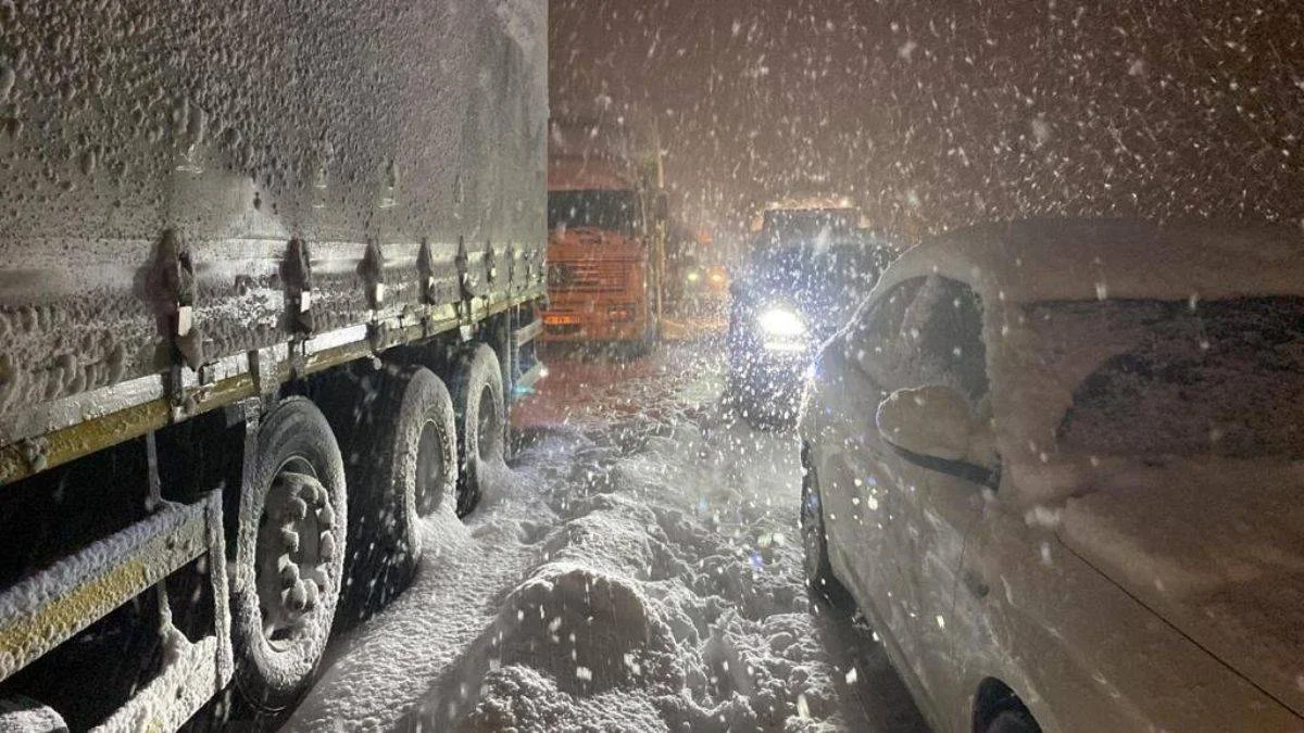Arnavutköy'de yüzlerde araç yolda mahsur durumda