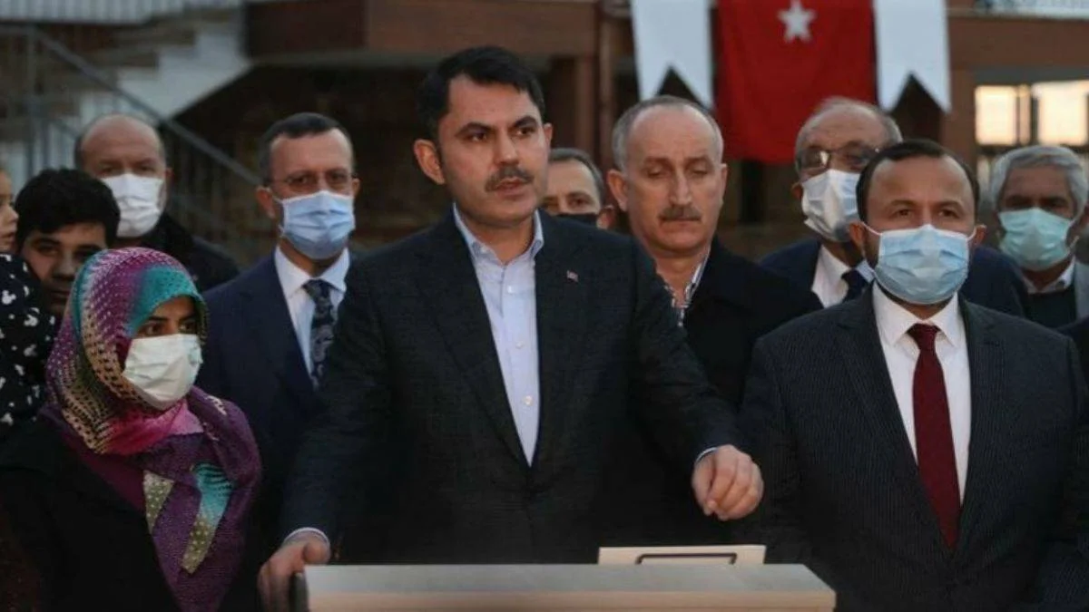 Bakan Kurum, yangınlarından en çok etkilenen Demirciler mahallesinde