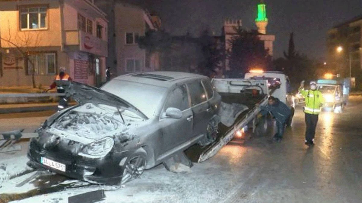 Bariyerlere çarpan araçta yangın çıktı