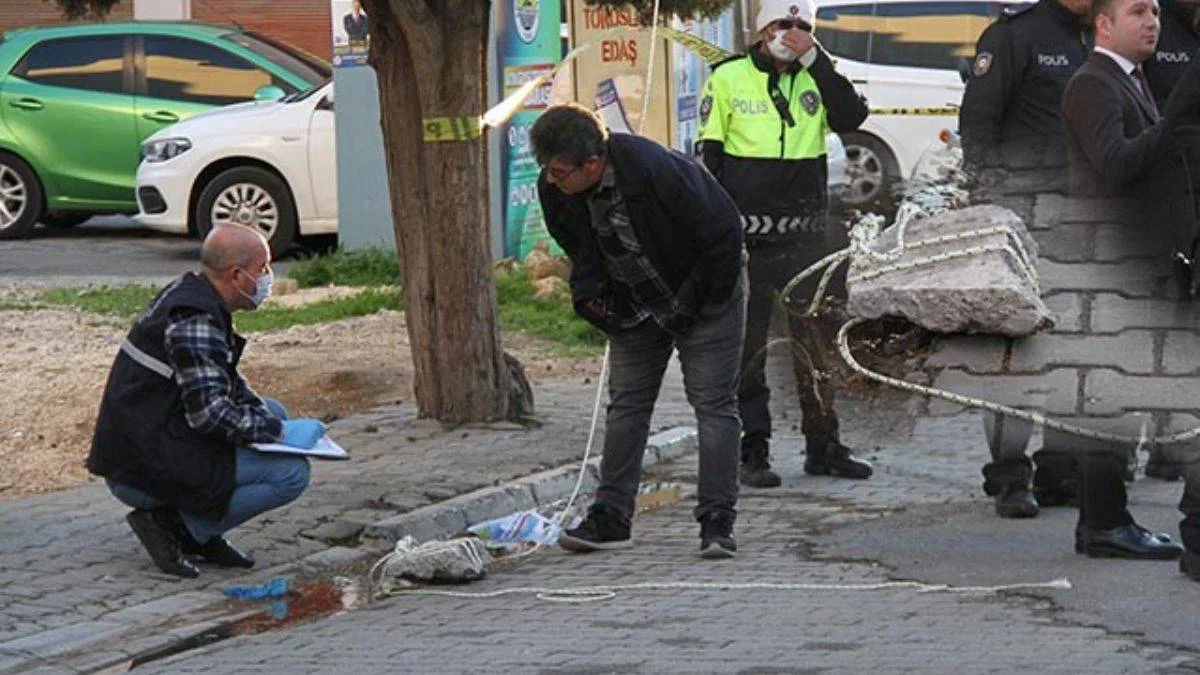 Başına pankartın bağlı olduğu taş düşen kadın öldü
