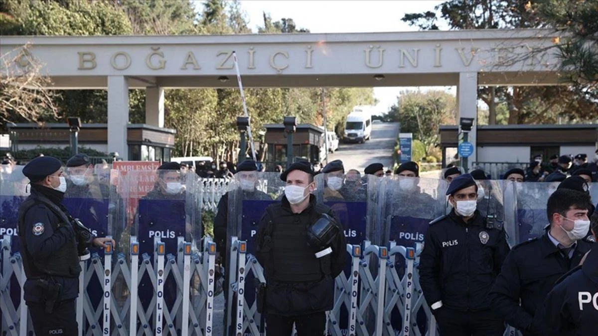 Boğaziçi gösterileri; 5 sanık hakkında yakalama emri