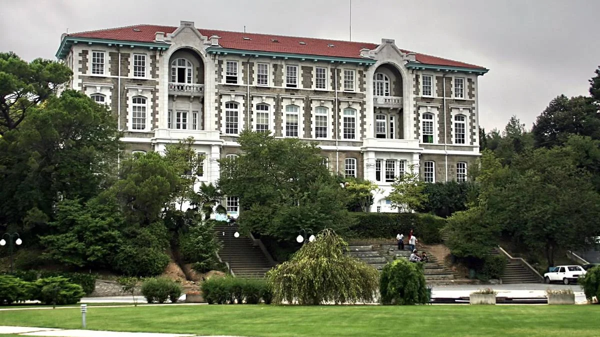 Boğaziçi Üniversitesi'ndeki 3 dekanın neden görevden alındığı açıklandı