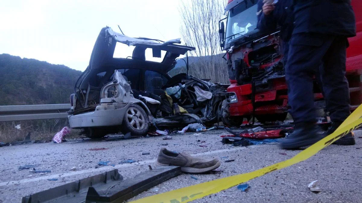 Bolu'da feci kaza! 4 kişilik aile yaşamını yitirdi