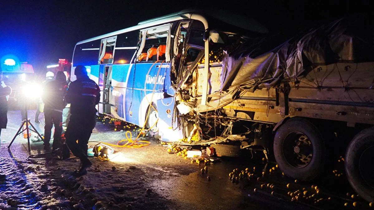Denizli'de yolcu otobüsü tıra çarptı: 1 ölü, 21 yaralı