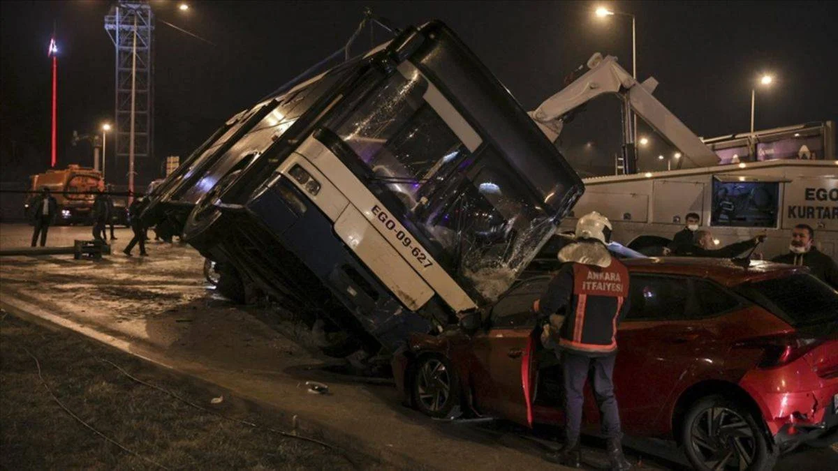 EGO otobüsü araçların üzerine devrildi: 16 yaralı