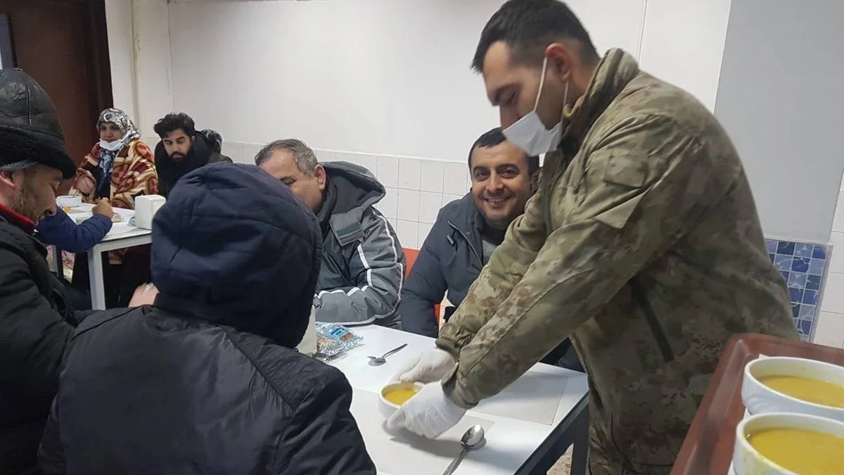 Hadımköy'de mahsur kalanlar geceyi kışlada geçirdi