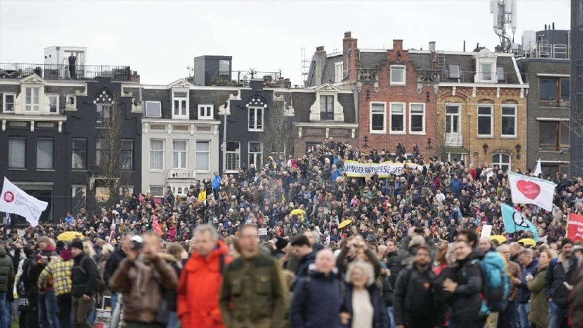 Hollanda'da binlerce kişiden 'kısıtlama' protestosu: 'Artık yeter'