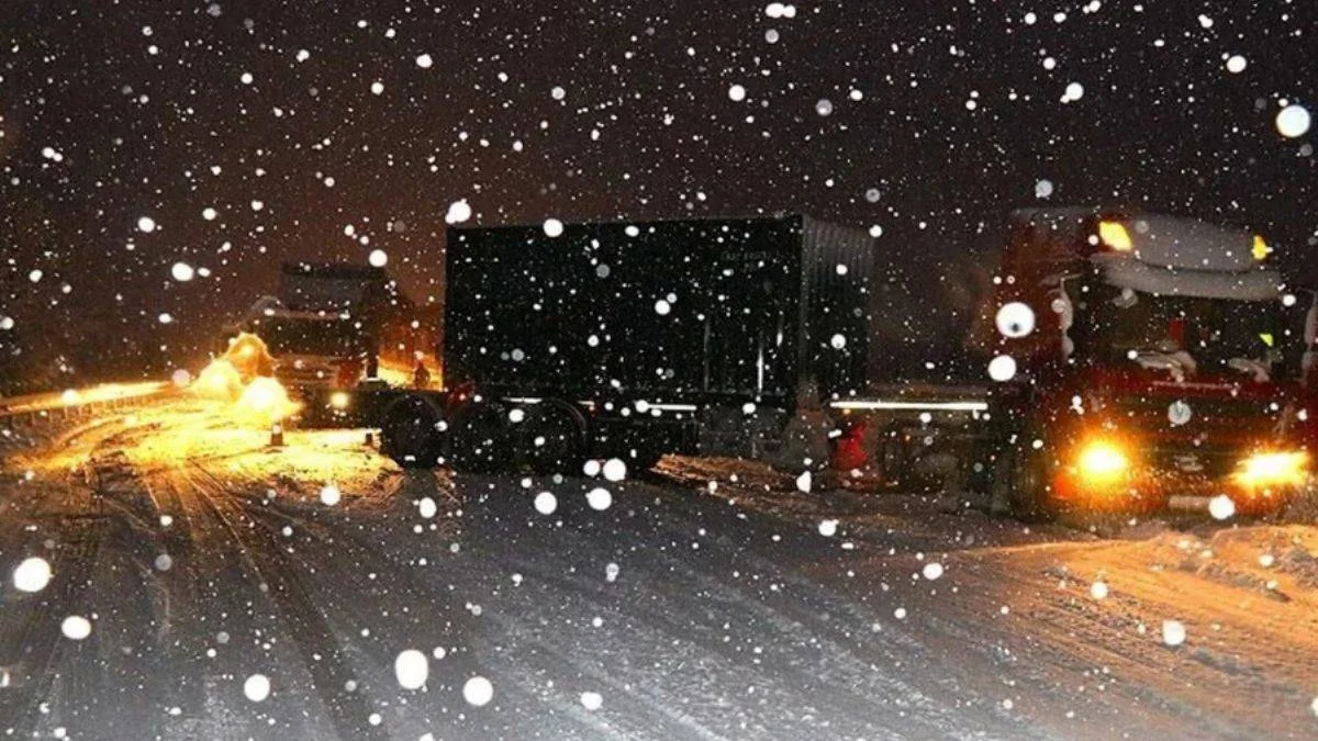 İstanbul-Ankara TEM Otoyolu ve D-100 devlet yolu tüm araç geçişlerine kapatıldı