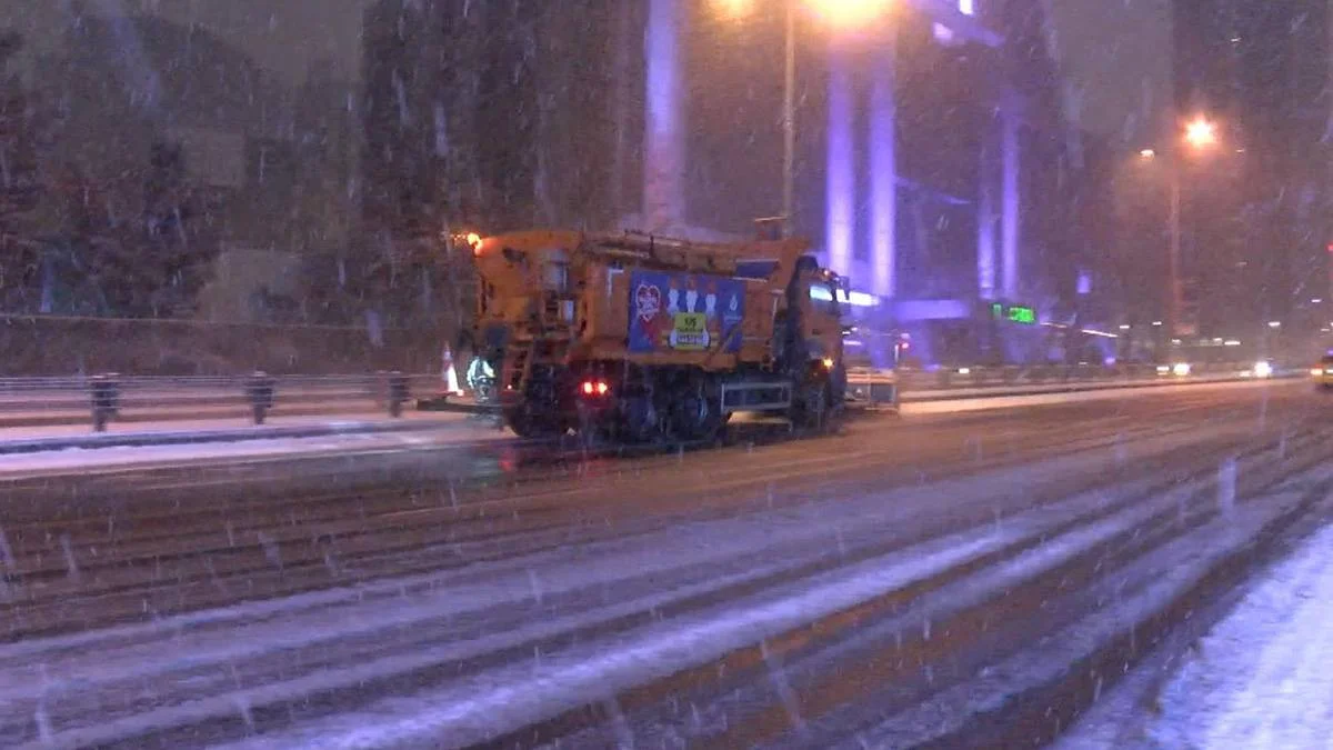 İstanbul beyaza büründü: Yollar karla kaplandı