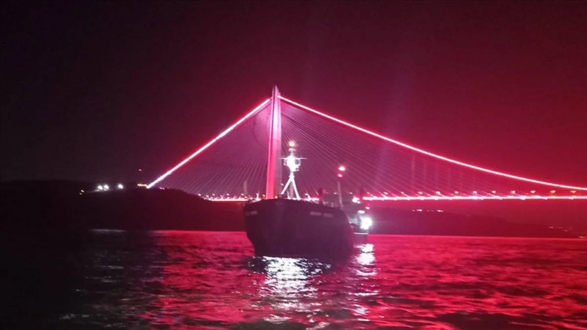 İstanbul Boğazı'nda gemi trafiği çift yönlü askıya alındı