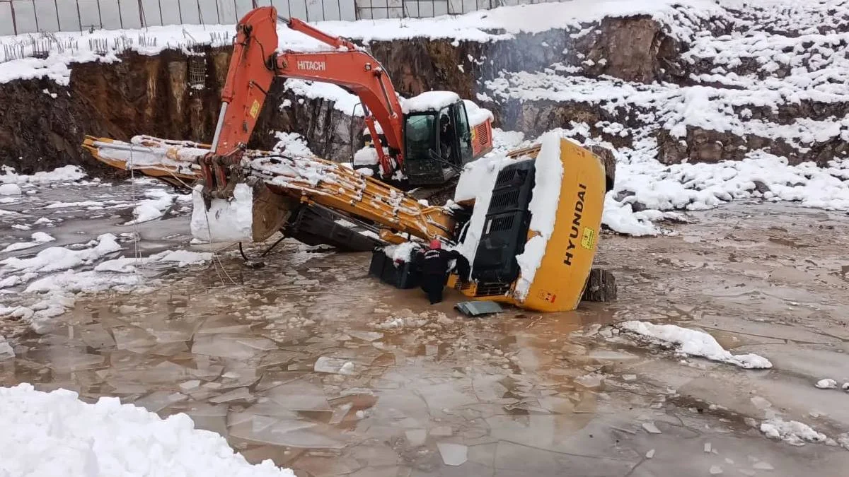 İstanbul'da iş makinesi su dolu çukura düştü: Operatör hayatını kaybetti