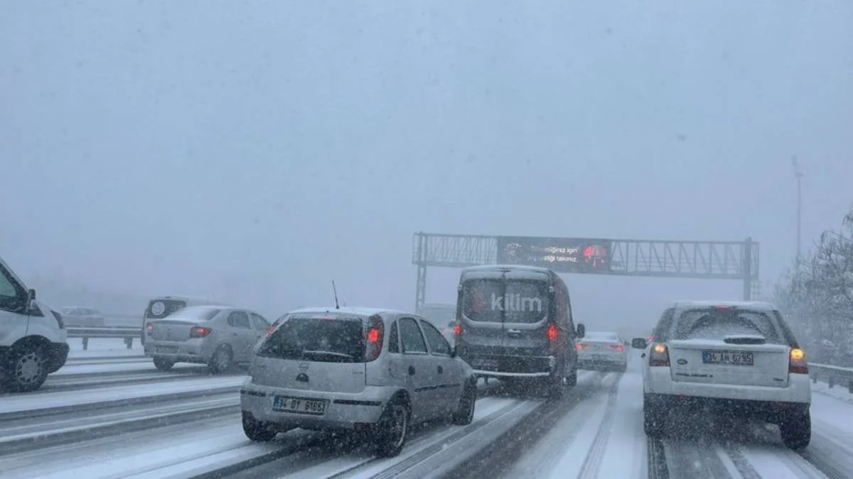 İstanbul'da özel araçların yola çıkması yasak mı? Özel (hususi) arabayla trafiğe çıkmak yasak mı? Saat kaça kadar özel araç yasağı devam edecek?