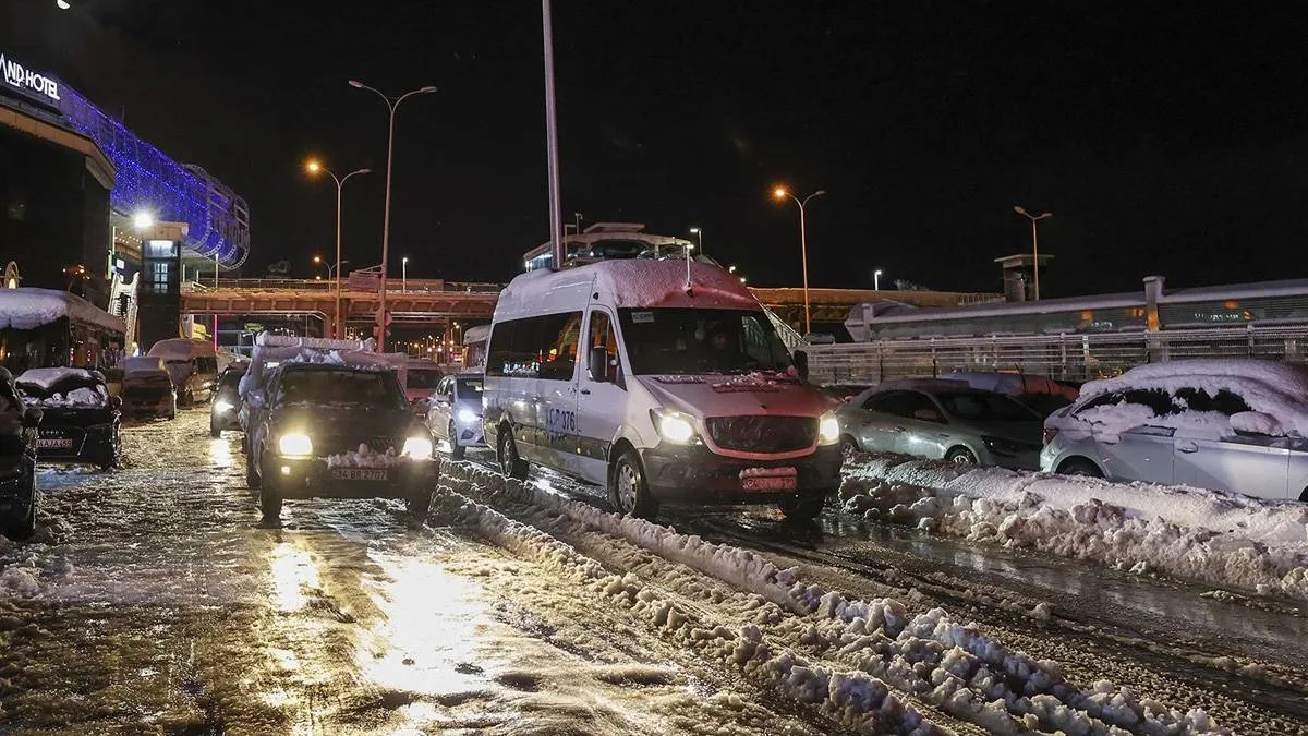 İstanbulluların karla mücadelesi! Vatandaşlar yollarda mahsur kaldı