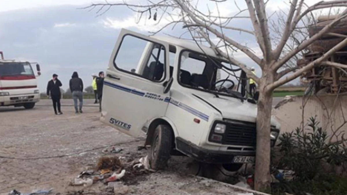 Kamyonetin ikiye bölündüğü kaza kamerada