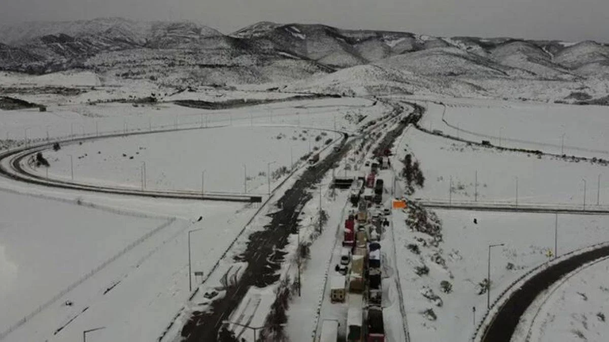 Kardan Kapanan Tarsus-Adana-Gaziantep Yolunda Araç Kuyruğu Dronla Görüntülendi