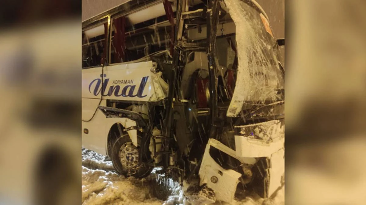 Kaza yapan yolcu otobüsünün camları patladı: 30 yaralı