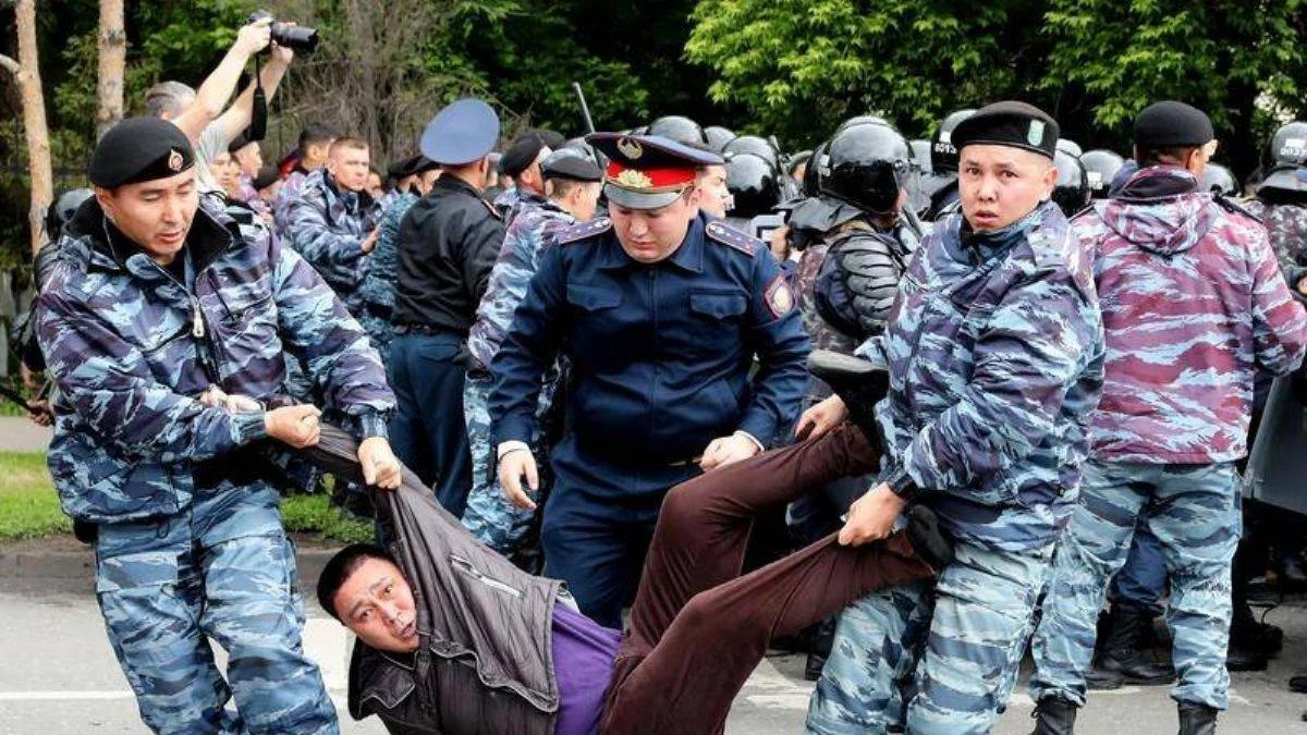 Kazakistan: 'Askerleri dövüyor, kadınları taciz ediyor, dükkanları yağmalıyorlar'