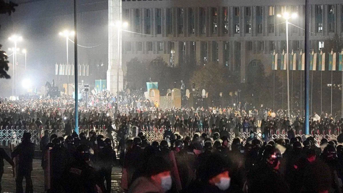 Kazakistan'da protestocular valilik binasına girdi