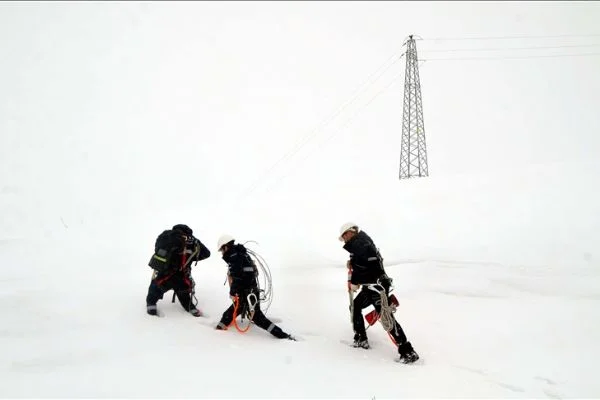 Kış şartlarında kesintisiz enerji için ekipler sahada
