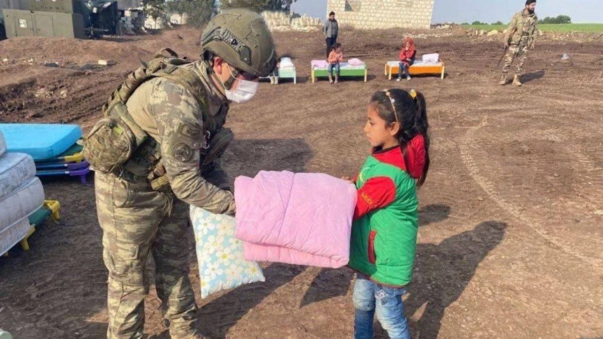 Mehmetçik, Bahar Kalkanı bölgesindeki çocukları sevindirdi