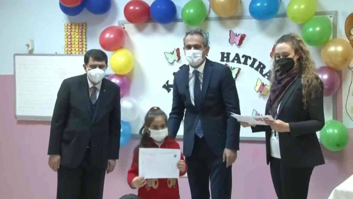 Öğrencilere yarıyıl karnelerini Bakan Özer dağıttı
