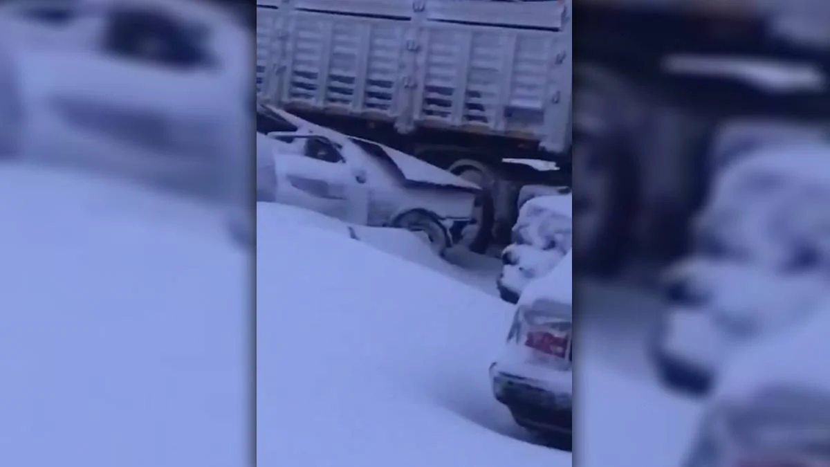 Otoyol karla kaplandı! Binlerce kişi mahsur kaldı