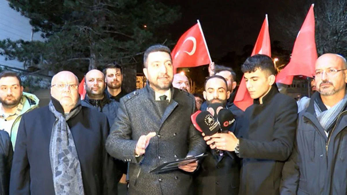 Sezen Aksu'nun evinin önünde protesto