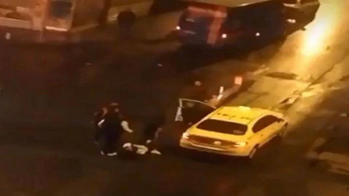 Taksiden indirdiği kadını yerde sürükledi, kimse müdahale etmedi