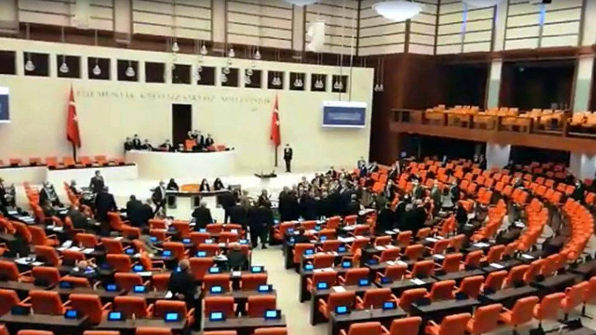 TBMM'de AK Parti-CHP gerginliği!
