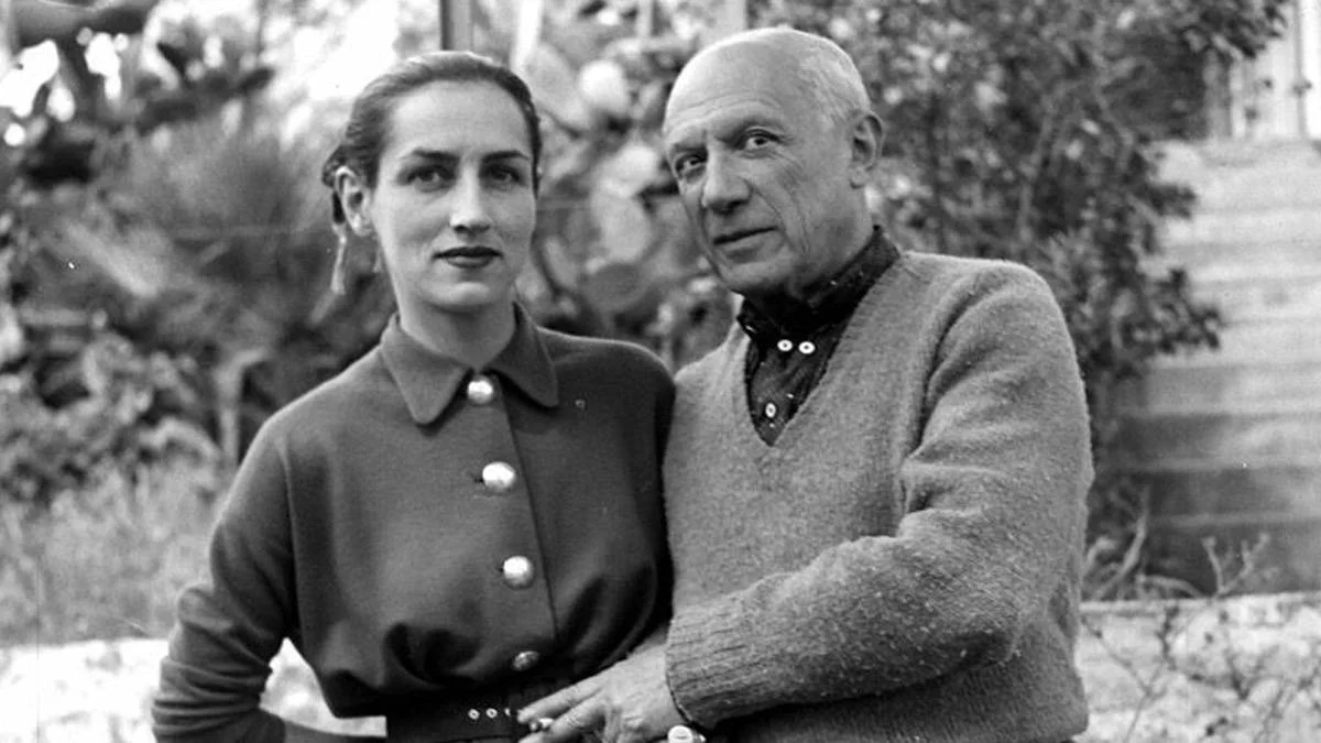 Ünlü ressam Picasso yanan sigarasını kız arkadaşının yanağına bastırmış