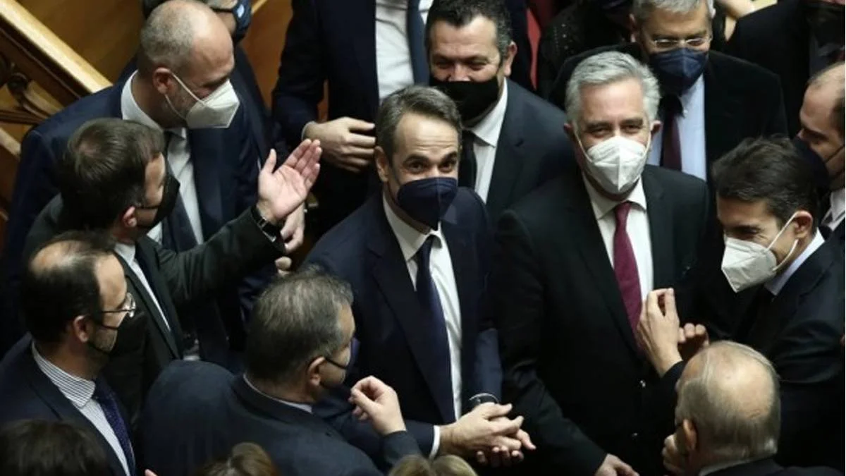 Yunan Meclisi'nde Türk yapımı maske krizi