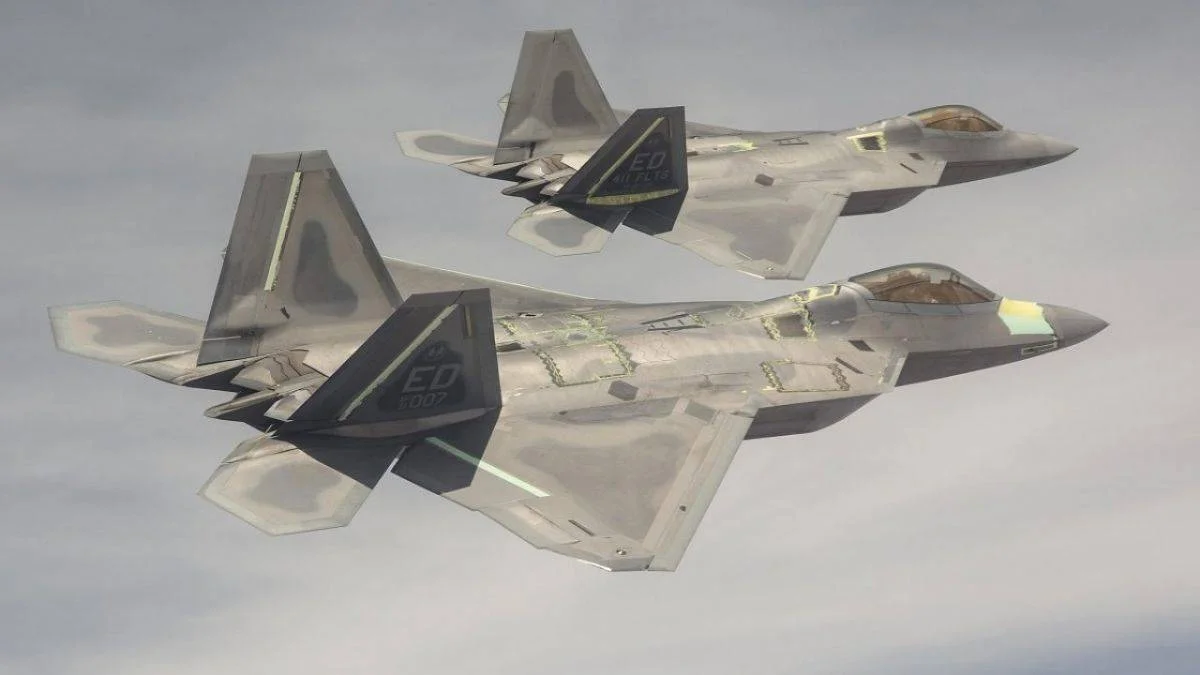 ABD'nin F-22 savaş uçakları BAE'ye indi