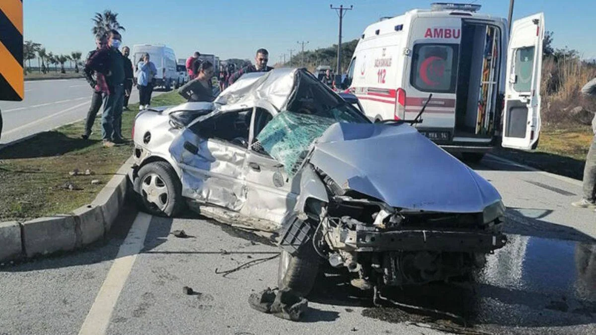 Antalya'da feci kaza; 2 ölü, 1 yaralı