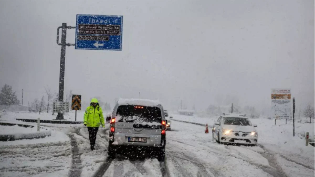 Antalya-Konya yolu trafiğe kapatıldı