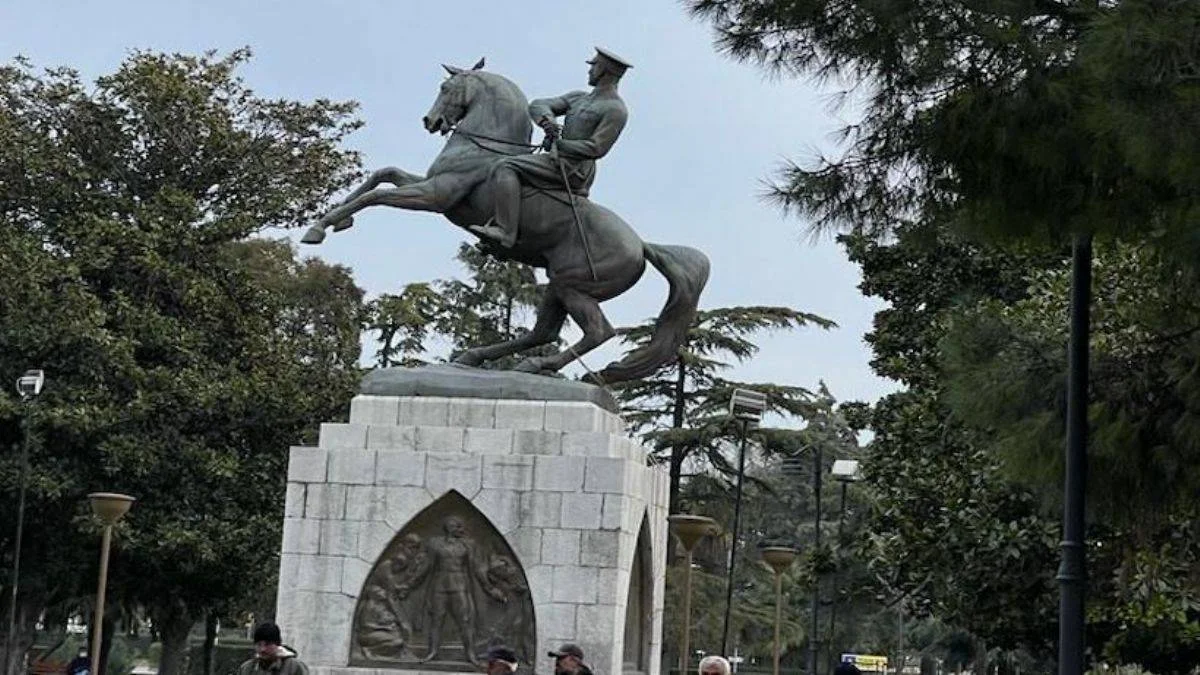 Atatürk Anıtı'na halat bağlayan 2 şüpheliye gözaltı