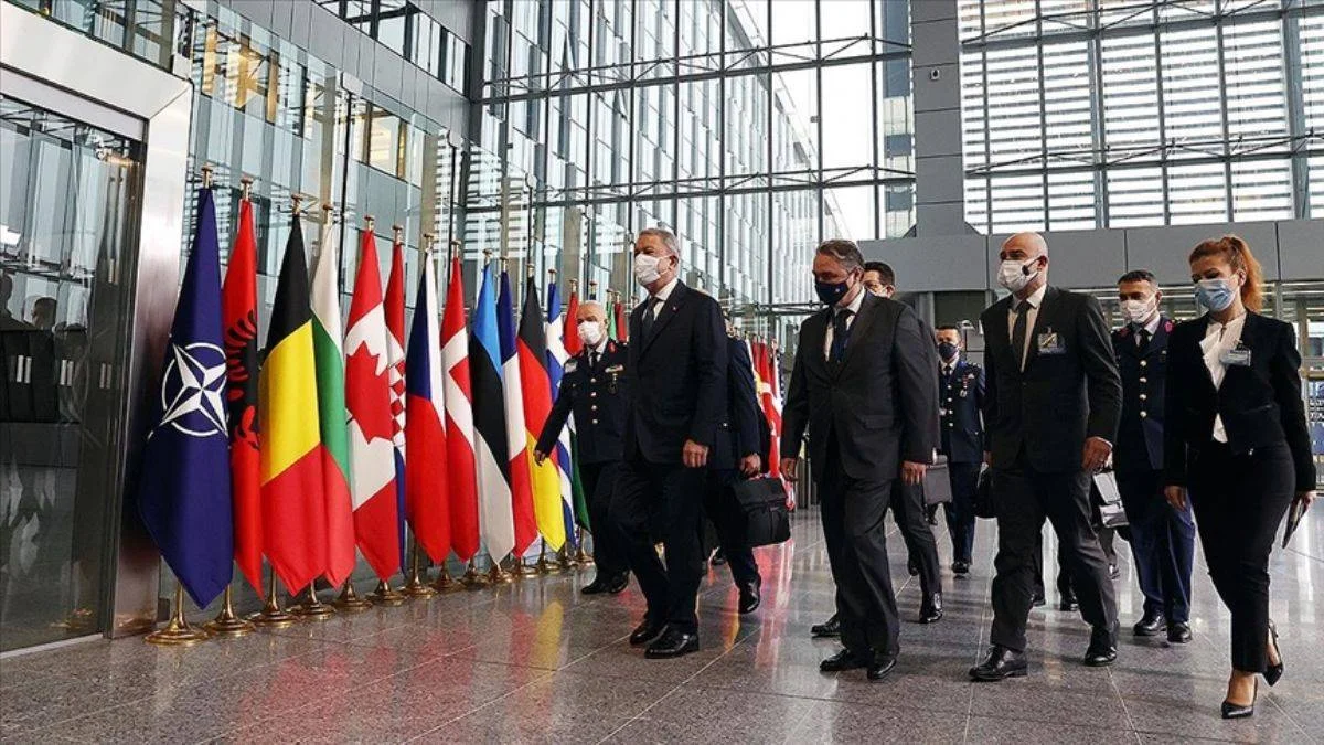 Bakan Akar NATO Karargahı'nda