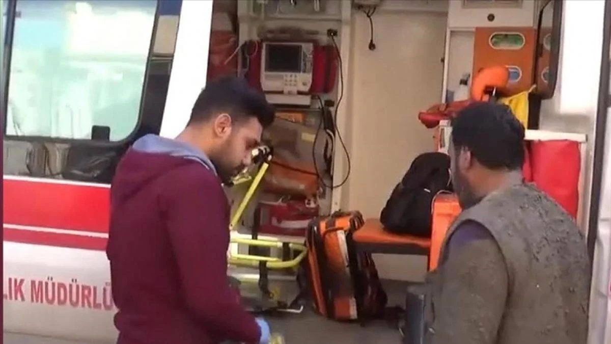 Bakan Koca paylaştı; Kıyafeti kirli olduğu için ambulansa binmek istemedi
