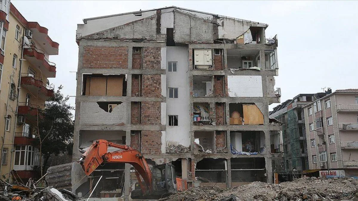 Bitişik bina yıkılınca duvarsız olduğu ortaya çıktı