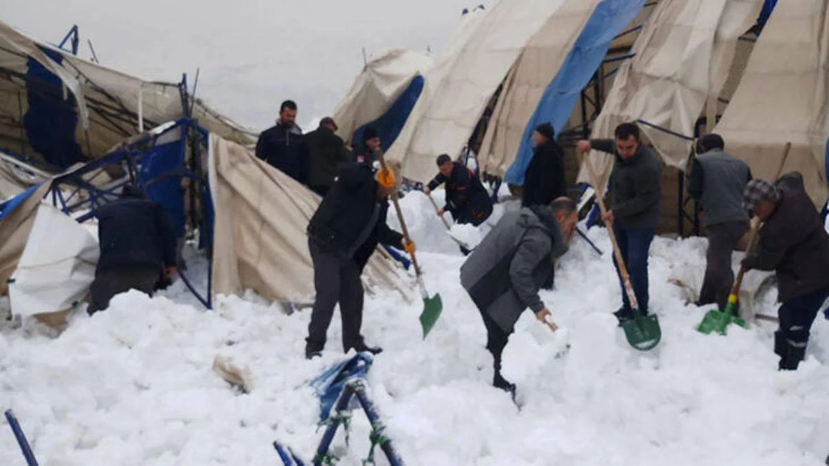 Bitlis'te halı saha çatısı çöktü; 4 çocuk kar altında kaldı
