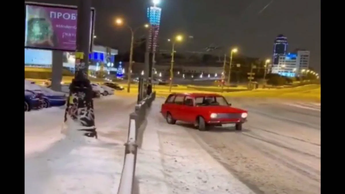 Buzlu yolda virajı alırken teğet geçti!
