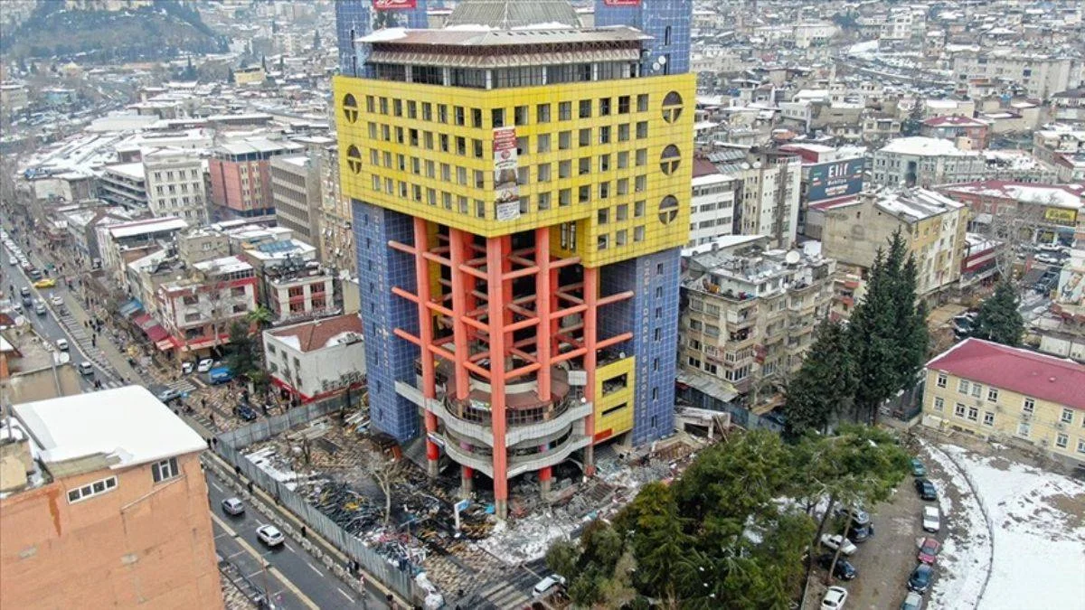 'Dünyanın en saçma binası'; Sökümü devam ediyor