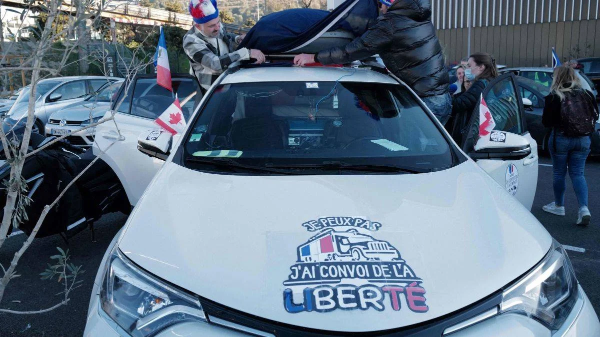 Fransa'da yasağa rağmen 'Özgürlük Konvoyu' Paris'in merkezine girdi