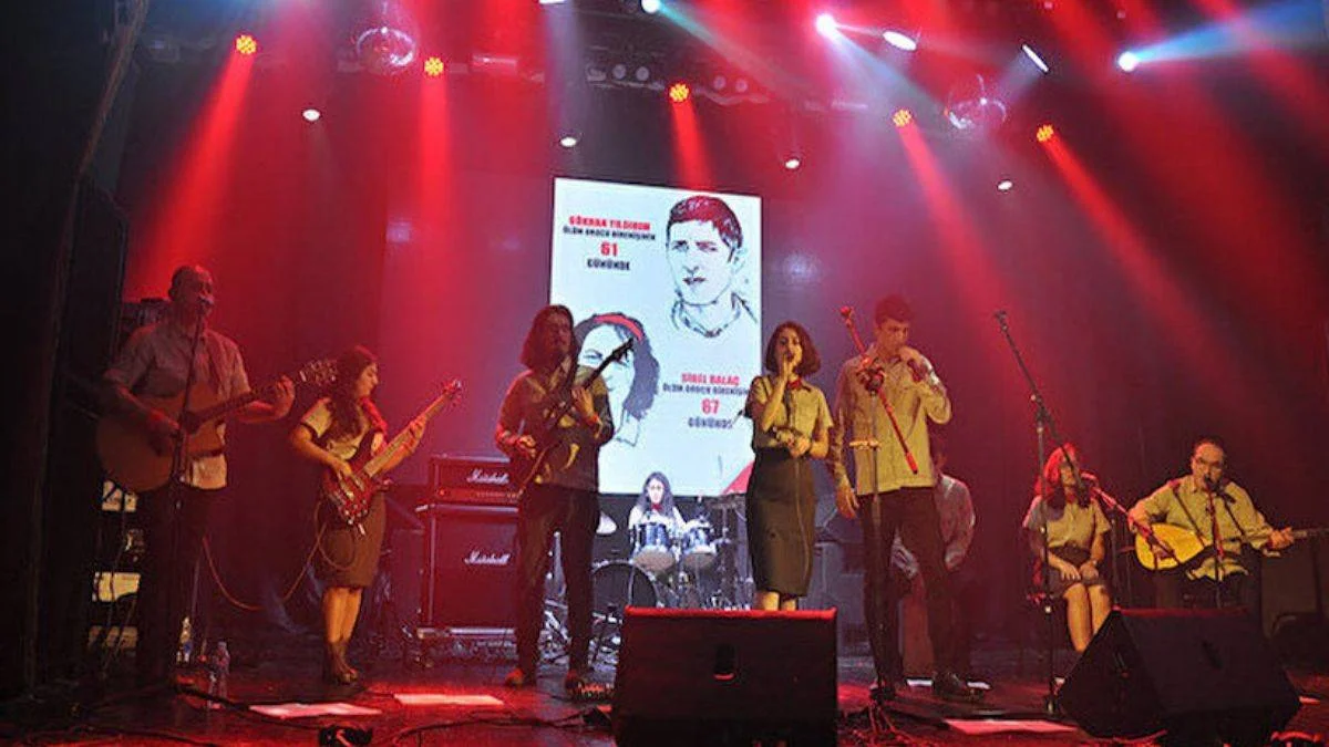 Grup Yorum Moskova'da konser verdi: Faşist Ukrayna'ya karşı mücadelenizi destekliyoruz