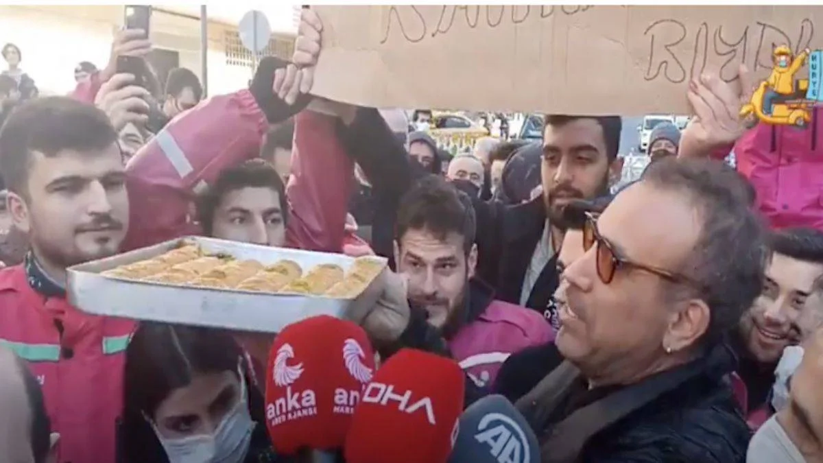 Haluk Levent'ten Yemeksepeti işçilerine baklavalı destek