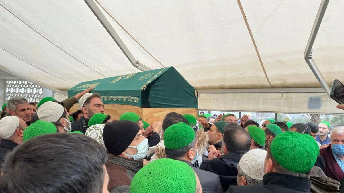 Hazin Cemaati'nin manevi önderi Muhammed Emre Hazin dualarla uğurlandı