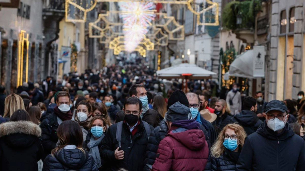 İtalya'da açık havada maske zorunluluğu kalkıyor