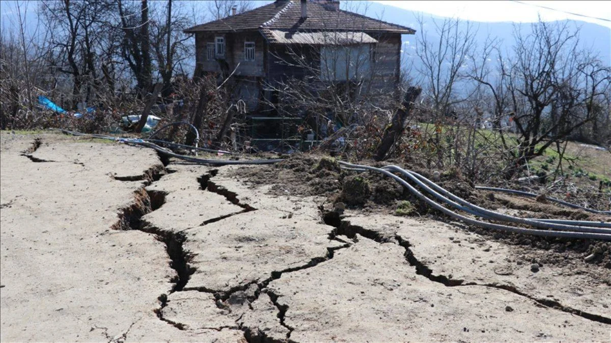 Karabük'te heyelan; 17 ev boşaltıldı